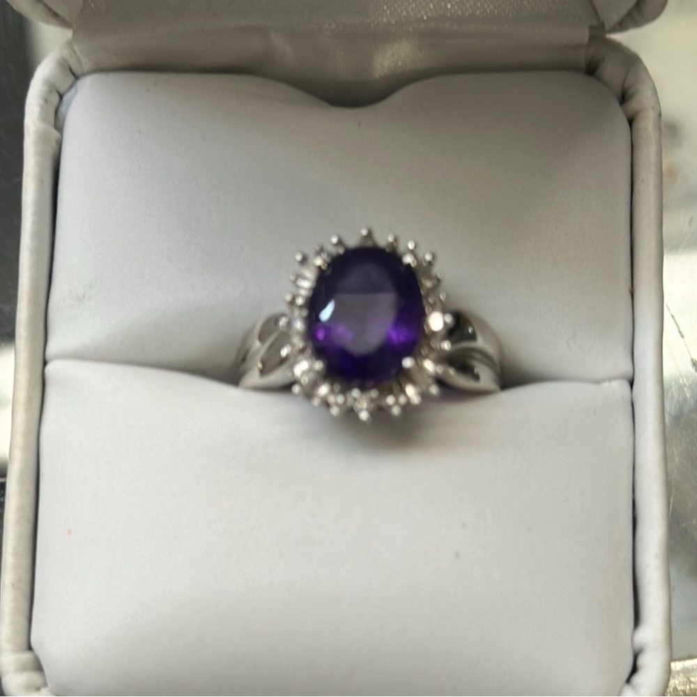 447382 10k Amethyst and Diamond ring 3.6g